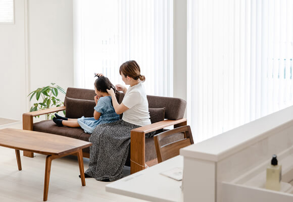 屋内で過ごす親子の写真